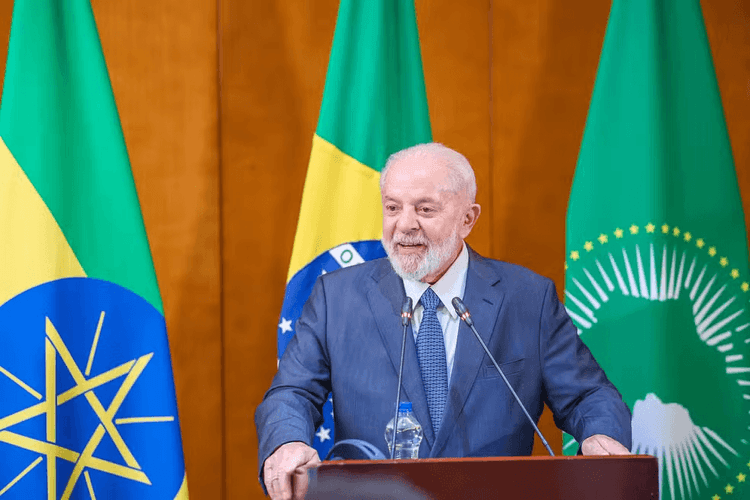 Lula durante entrevista coletiva no domingo (17) em Adis Abeba, na Etiópia. Fala que comparou a morte de palestinos ao Holocausto foi repudiada pelo governo de Israel (Ricardo Stuckert/PR)